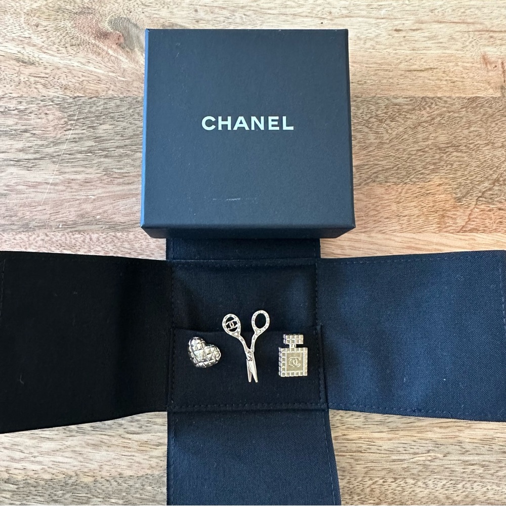 🚨 HOST PICK 🆕 Chanel Matte Gold Mini Brooch Set: Heart, Perfume, Scissors - Picture 5 of 15